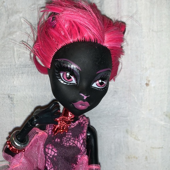 Two Monster High Dolls Catty Noir Pink Hair and Monster high outfits 2013 Mattel - Picture 9 of 12